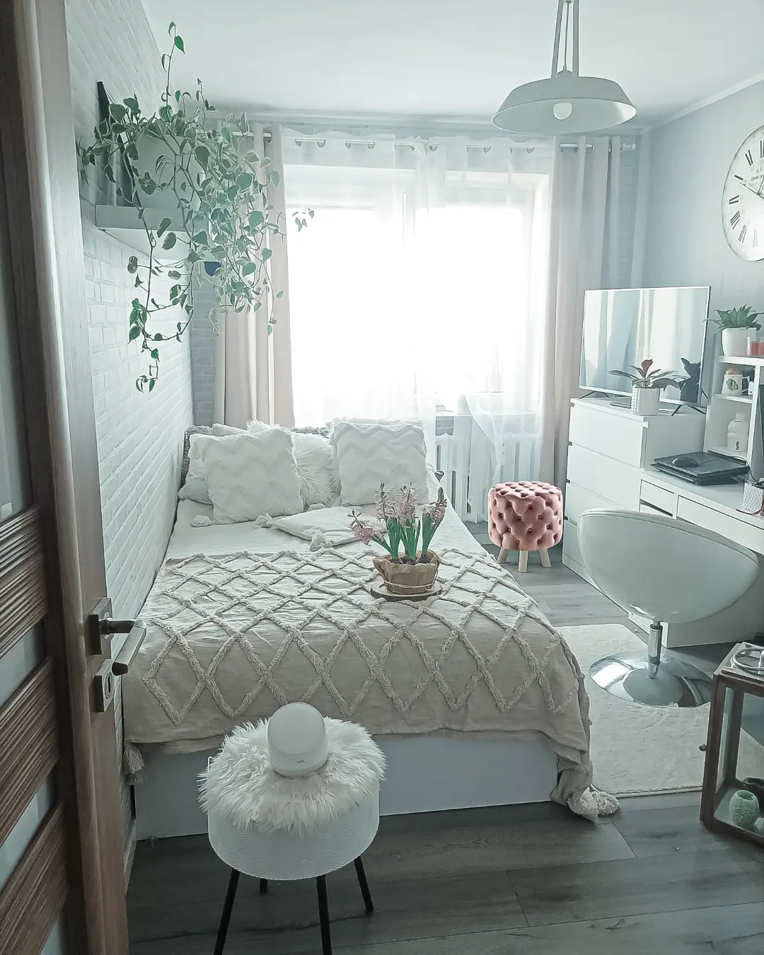 Airy White Escape