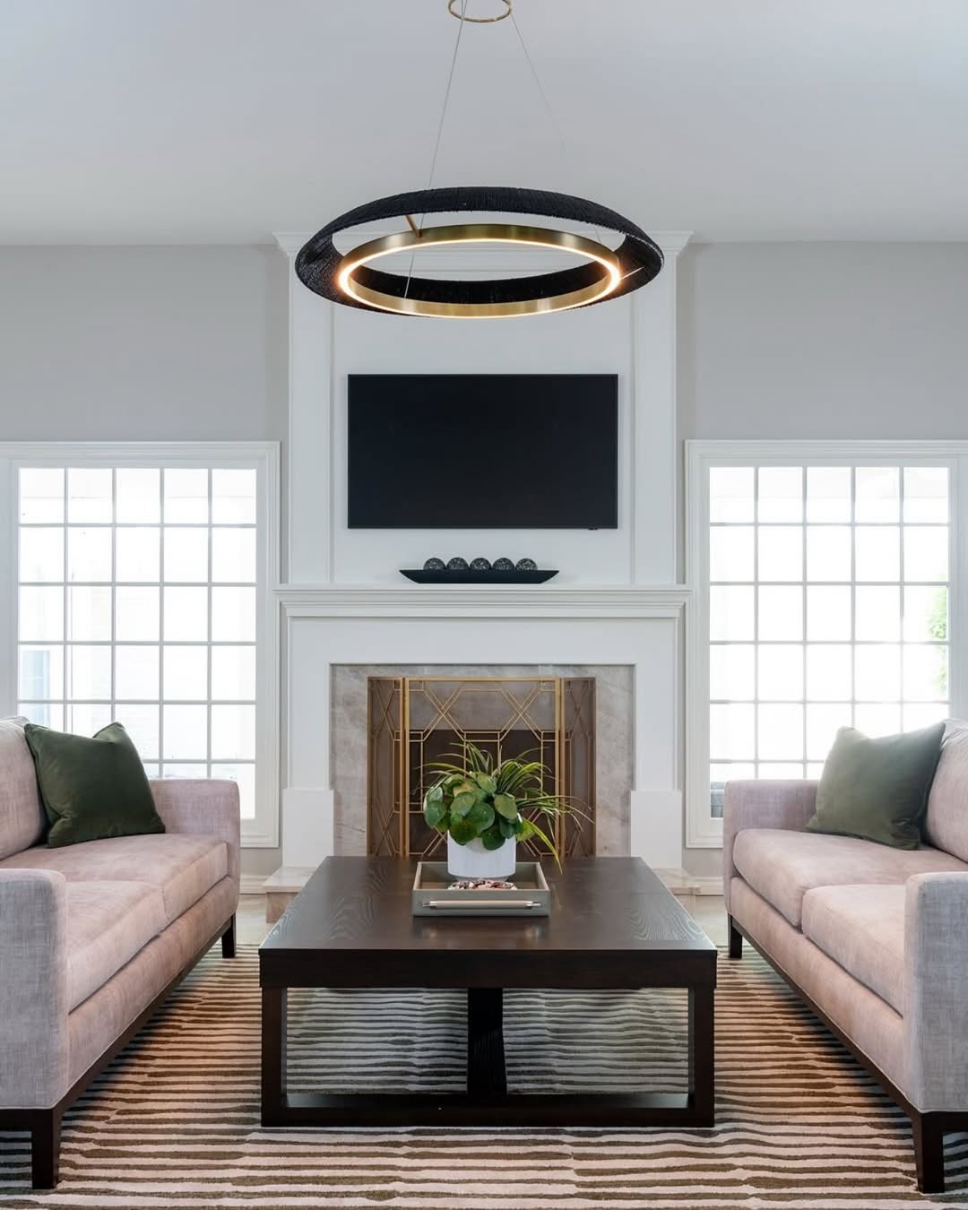 Chic Geometry in Symmetry