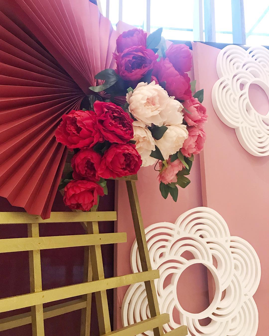 Graphic Floral Backdrop Moment