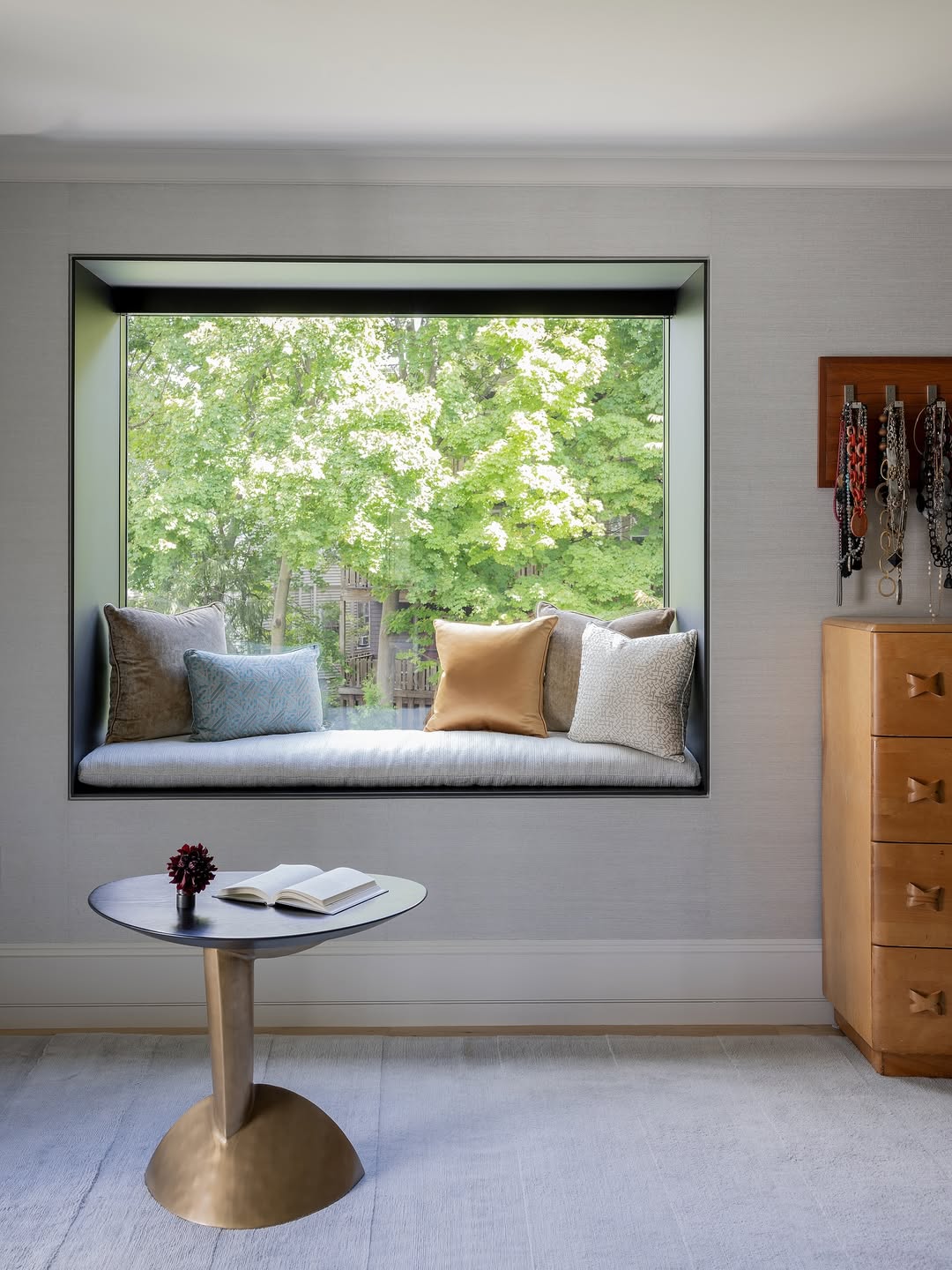 Minimalist Frame, Maximalist View