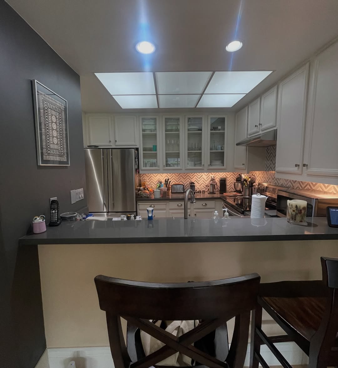 Open Bar-Style Kitchen
