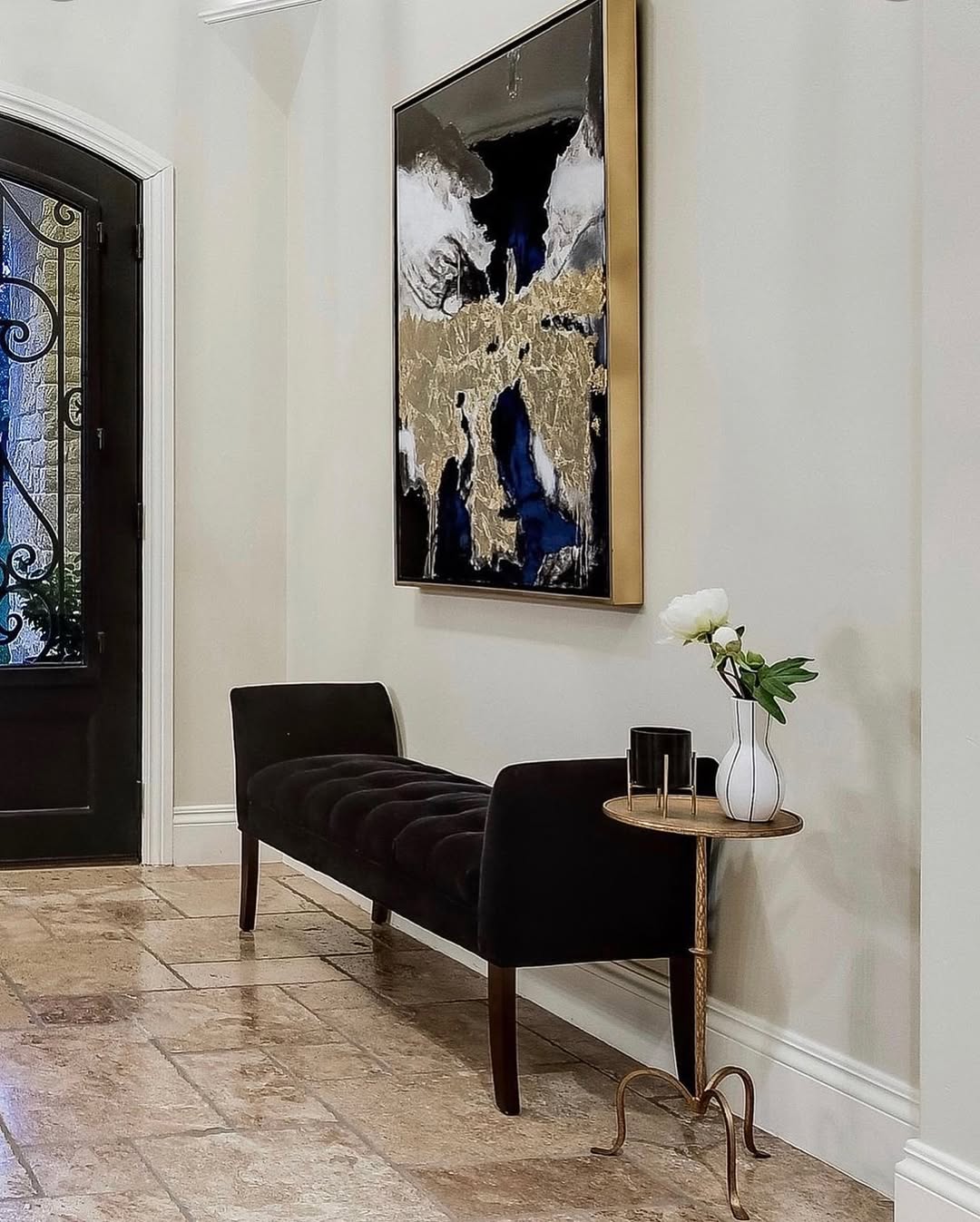 Elegant Simplicity with a Touch of Drama