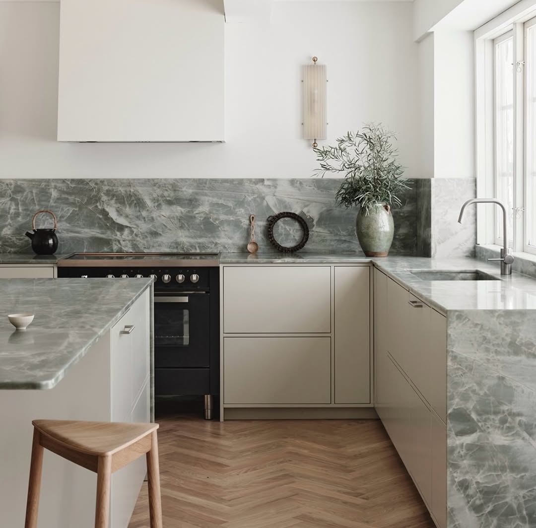 Marble Veins & Minimal Lines