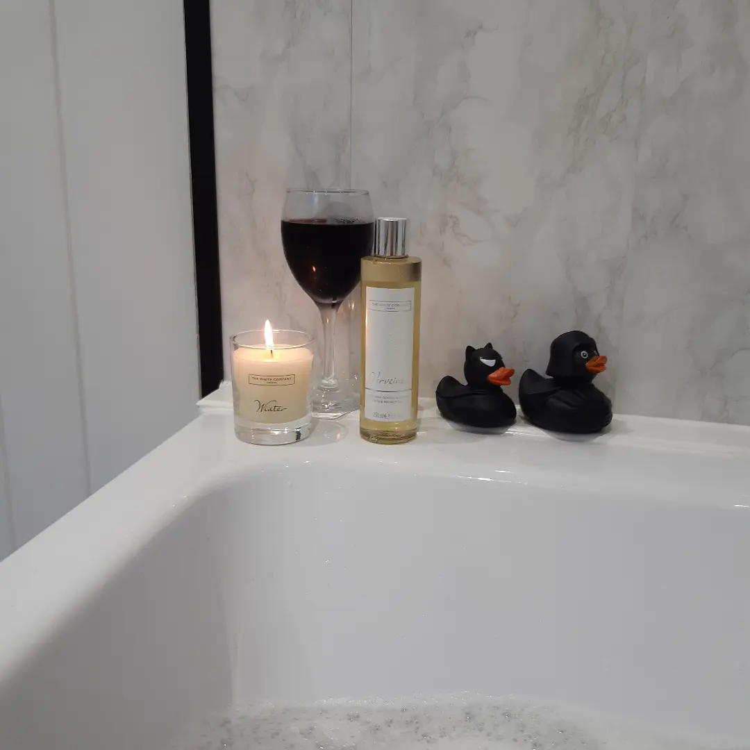 White Company Tub Ledge