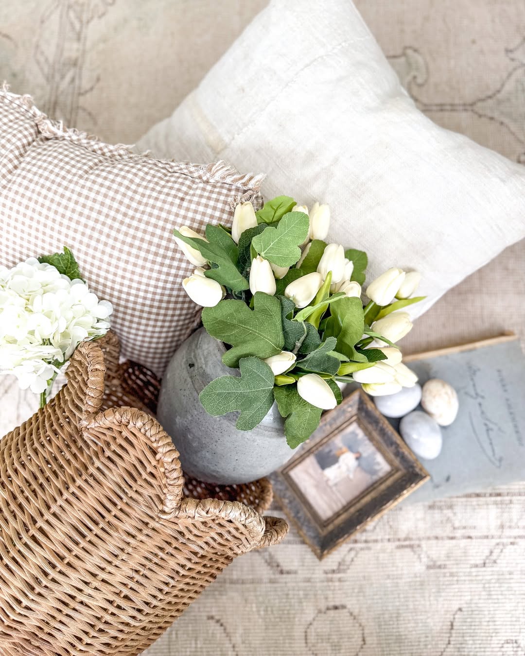 Tulip Pillow Scene