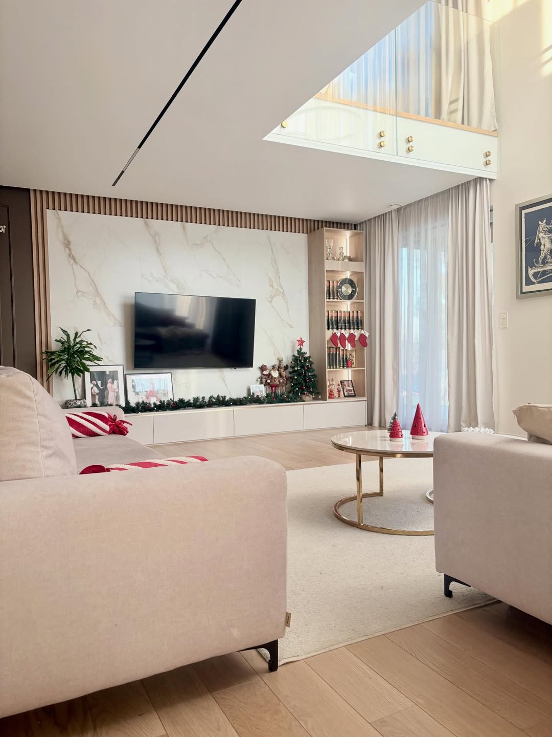 Understated Marble & Slat Blend